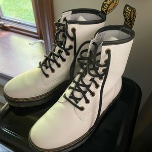 White Dr. Martens size 6. Like new!